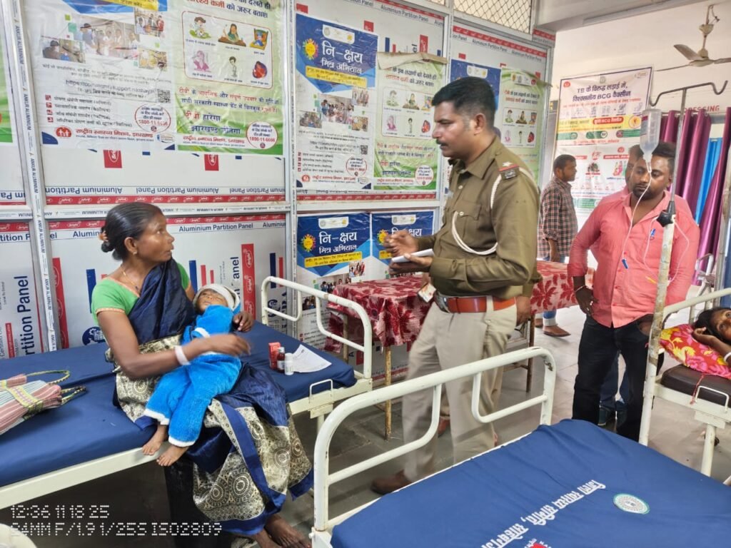 चलती टेम्पू से गिरकर महिला की मौत,गोद में बैठी डेढ़ साल की बच्ची बाल-बाल बची चलती टेम्पू से गिरकर महिला की मौत,गोद में बैठी डेढ़ साल की बच्ची बाल-बाल बची