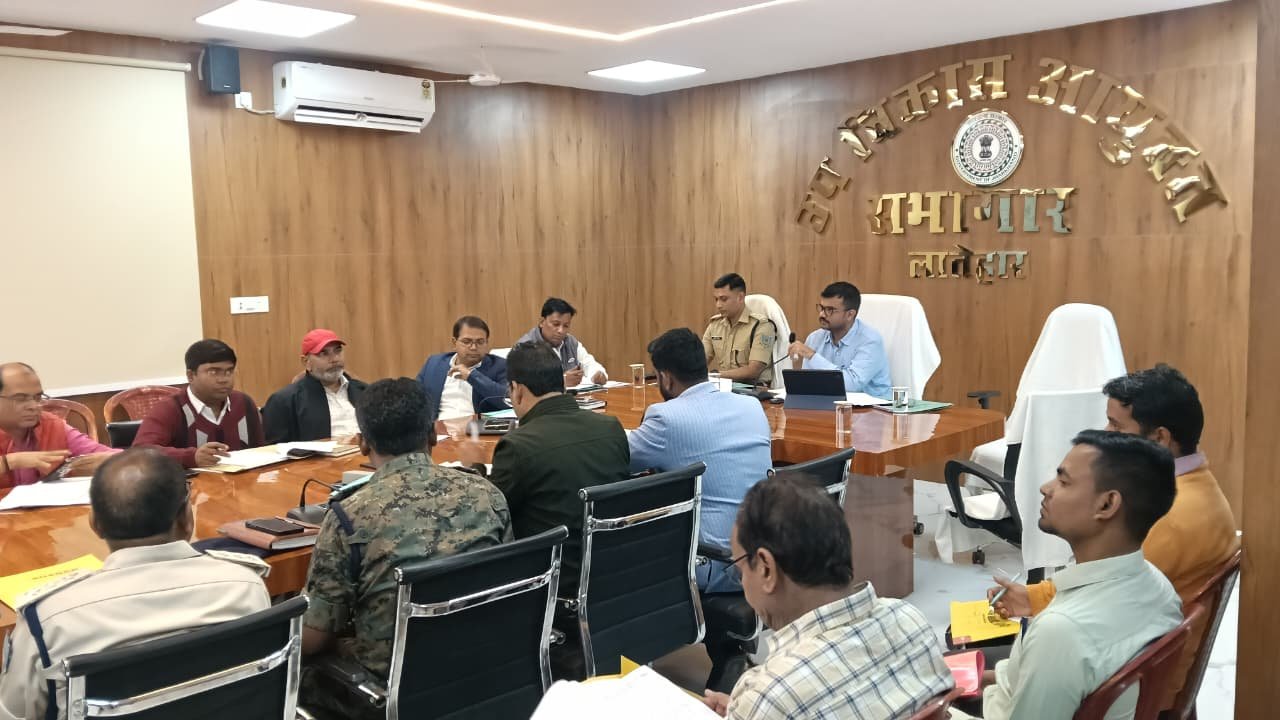 लातेहार में उपायुक्त और पुलिस अधीक्षक की संयुक्त अध्यक्षता में जिला सड़क सुरक्षा समिति की बैठक आयोजित लातेहार में उपायुक्त और पुलिस अधीक्षक की संयुक्त अध्यक्षता में जिला सड़क सुरक्षा समिति की बैठक आयोजित