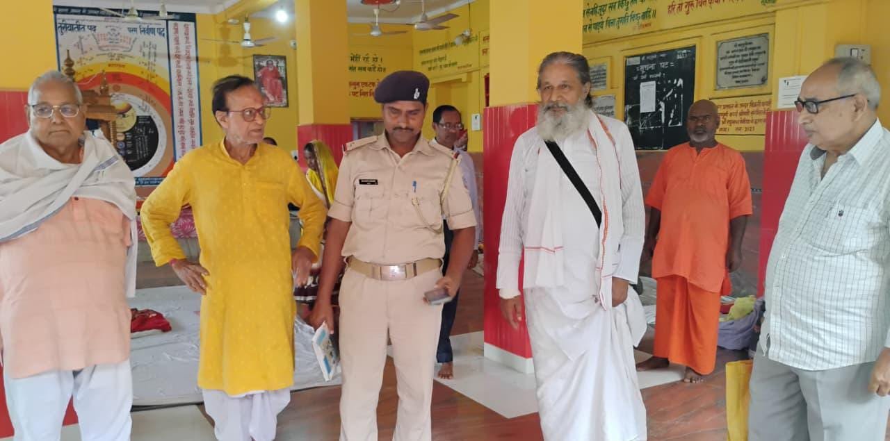 बरहड़वा:ठाकुरबाड़ी मंदिर परिसर स्थित संतमत सत्संग आश्रम में आग, कपड़े व बिछावन जलकर नष्ट बरहड़वा:ठाकुरबाड़ी मंदिर परिसर स्थित संतमत सत्संग आश्रम में आग, कपड़े व बिछावन जलकर नष्ट
