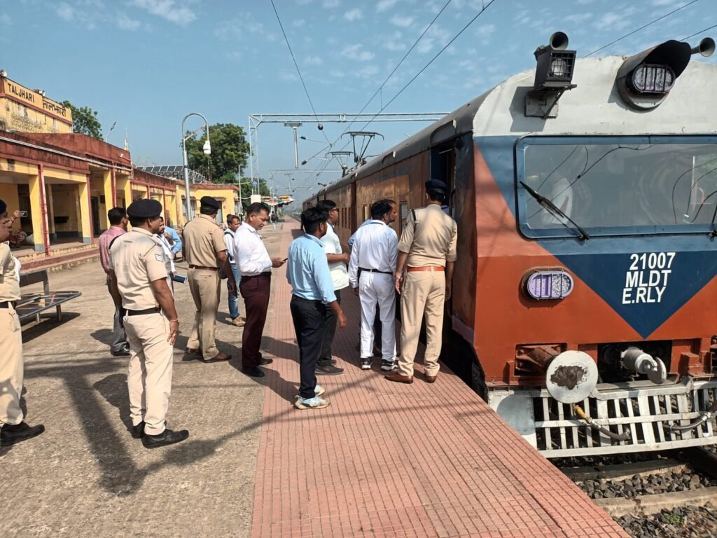 तालझारी रेलवे साइडिंग दुधकोल का एडीआरएम शिव कुमार प्रसाद ने किया निरीक्षण