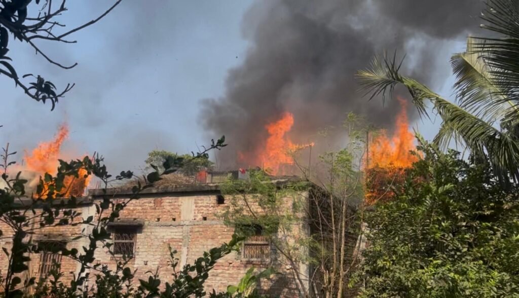 राधानगर में आगलगी से चार घर जलकर राख, हजारों का नुकसान राधानगर में आगलगी से चार घर जलकर राख, हजारों का नुकसान