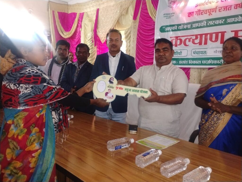 बोरियो में ‘आपकी योजना–आपकी सरकार–आपके द्वार’ कार्यक्रम का आयोजन, विधायक धनंजय सोरेन और डीडीसी शामिल