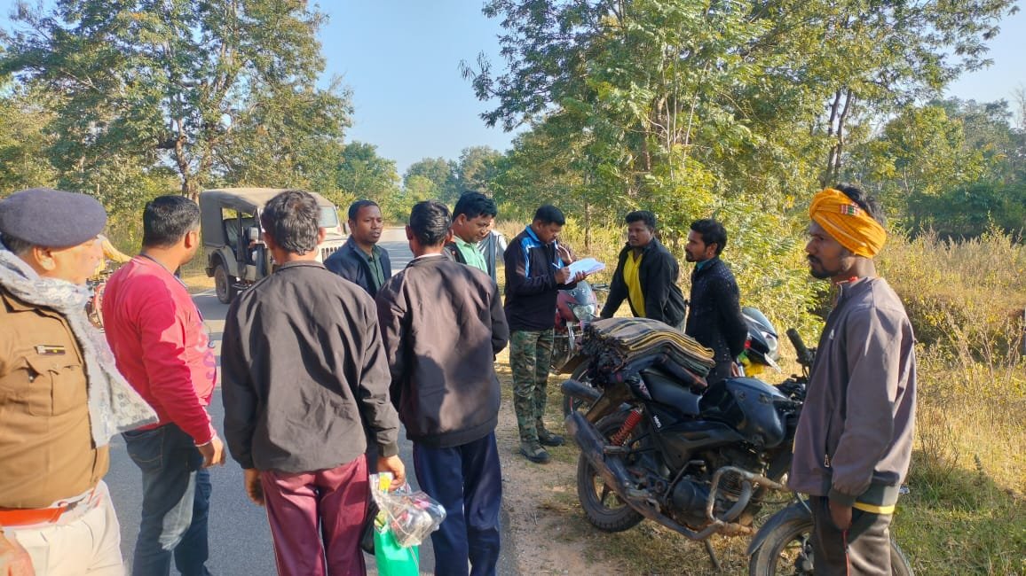 रायडीह थाना क्षेत्र के तुर्दूमा में सघन वाहन जांच, 32 से अधिक लोग पकड़े गए:₹45,000 का जुर्माना वसूला गया रायडीह थाना क्षेत्र के तुर्दूमा में सघन वाहन जांच, 32 से अधिक लोग पकड़े गए:₹45,000 का जुर्माना वसूला गया