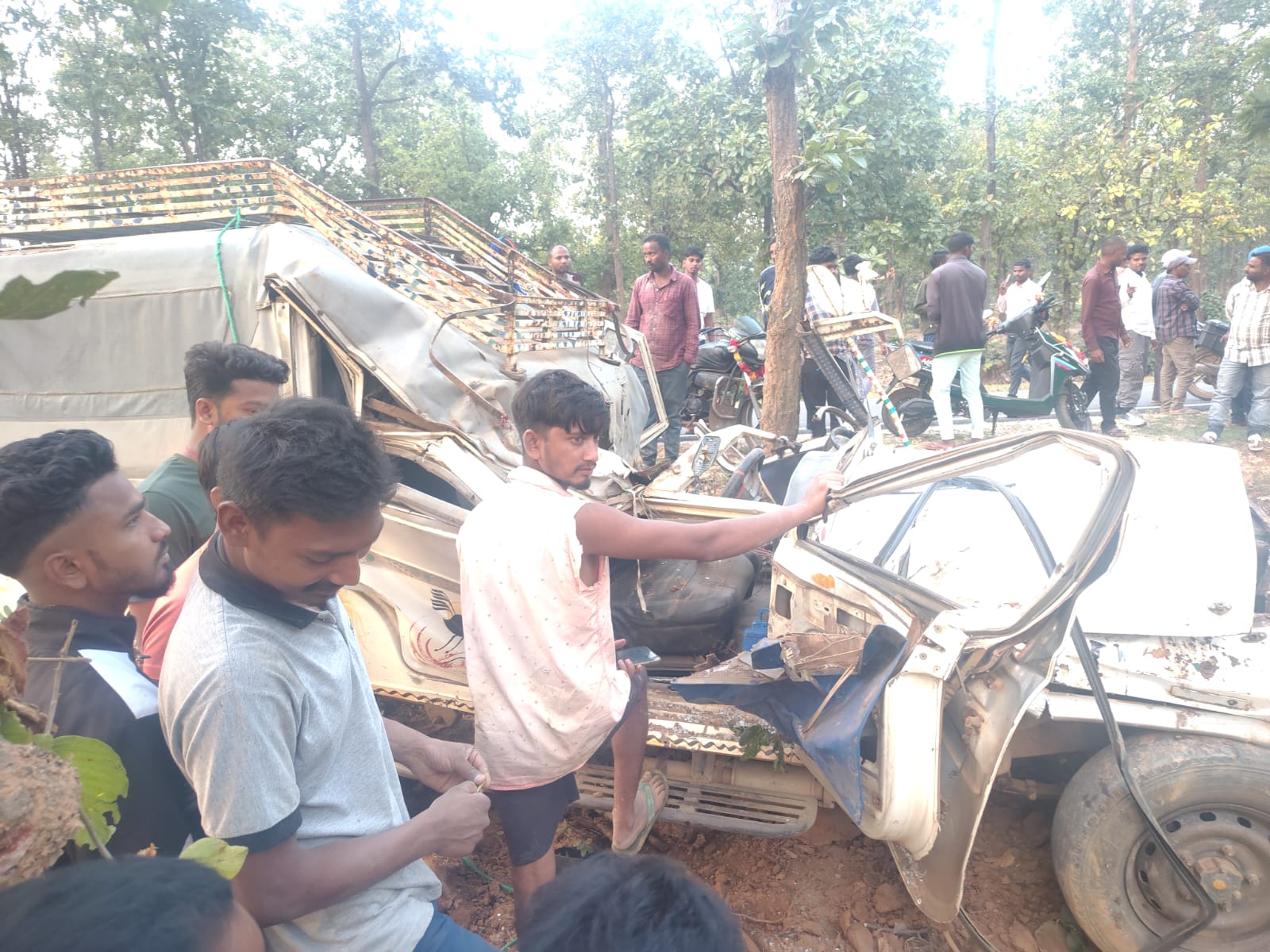 तेज रफ्तार सवारी गाड़ी पेड़ से टकराई,चालक गंभीर रूप से घायल