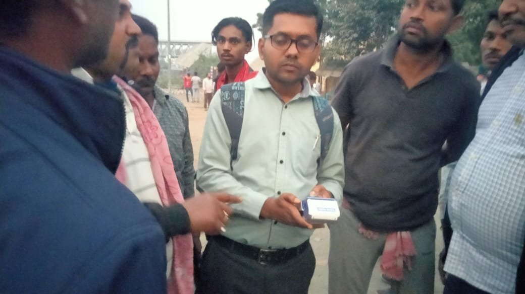 मिर्जाचौकी रेलवे स्टेशन के पास सघन वाहन जांच अभियान,हेलमेट व कागजात के बिना 40 बाइक चालकों पर जुर्माना मिर्जाचौकी रेलवे स्टेशन के पास सघन वाहन जांच अभियान,हेलमेट व कागजात के बिना 40 बाइक चालकों पर जुर्माना