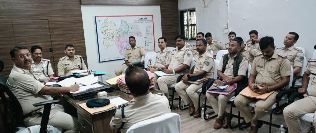 तेनुघाट में अनुमंडल पुलिस पदाधिकारी ने की मासिक समीक्षा बैठक,लंबित मामलों के त्वरित निष्पादन का निर्देश