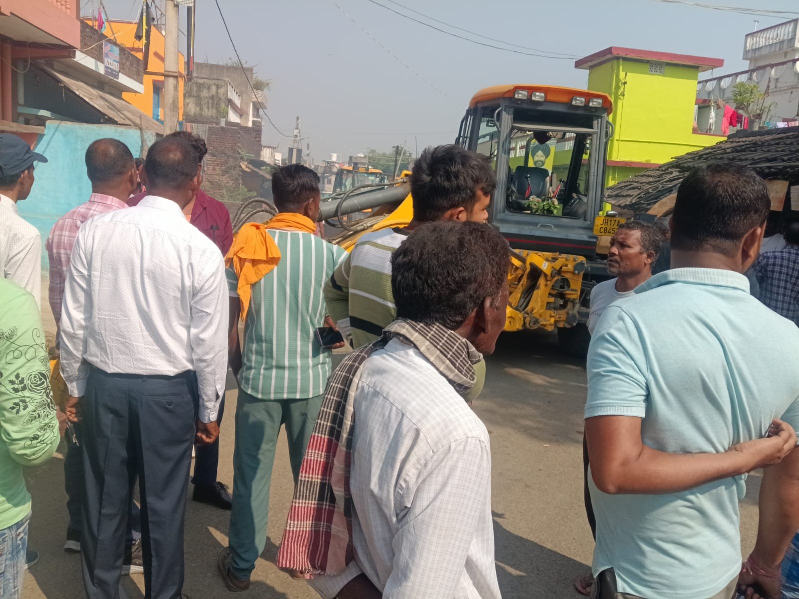 नाला निर्माण कार्य रोकने के विरोध में ग्रामीणों ने किया सड़क जाम,पुलिस हस्तक्षेप के बाद हटाया गया जाम