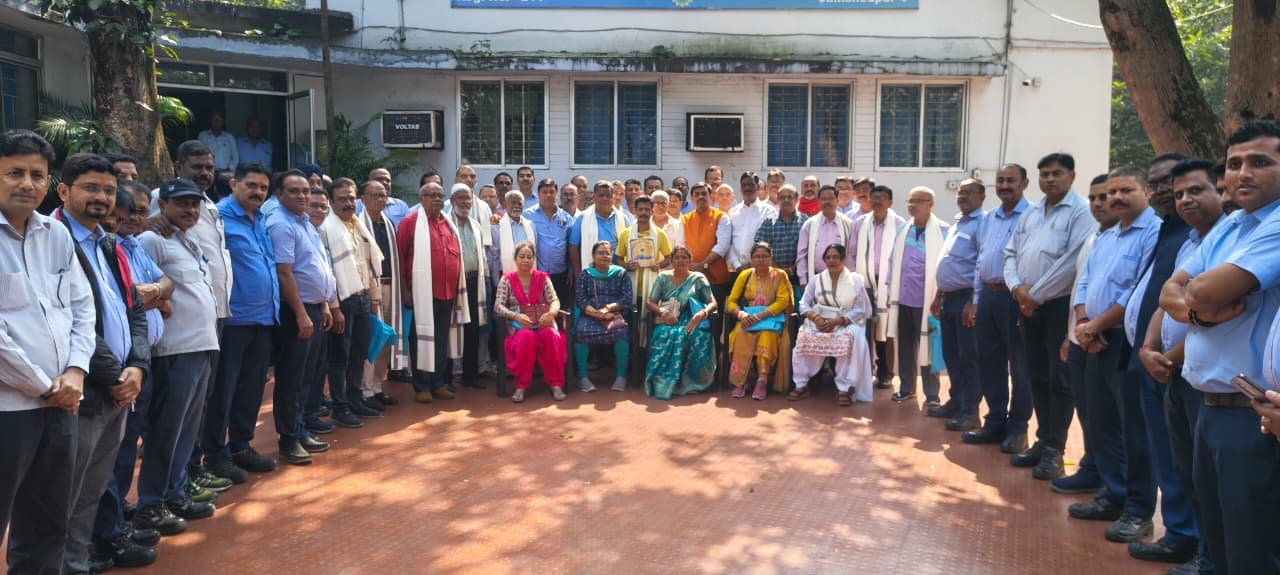 सेवानिवृत्त कर्मियों को यूनियन ने किया सम्मानित सेवानिवृत्त कर्मियों को यूनियन ने किया सम्मानित