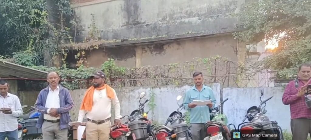 तेनुघाट में बिना हैंडल लॉक छोड़ी गई कई बाइकें जब्त,सत्यापन के बाद छोड़ी गईं