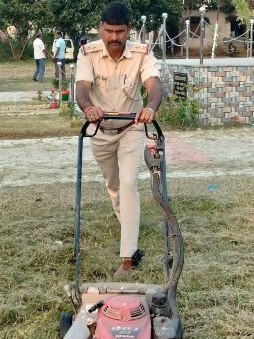 कसमार थाना प्रभारी भजनलाल महतो ने चलाया स्वच्छता अभियान,खुद किया थाना परिसर की सफाई