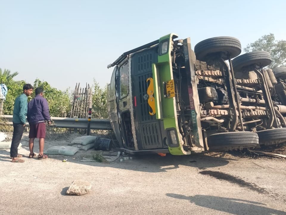 सिमेंट लदी ट्रक पलटी,बड़े हादसे से बची जान सिमेंट लदी ट्रक पलटी,बड़े हादसे से बची जान