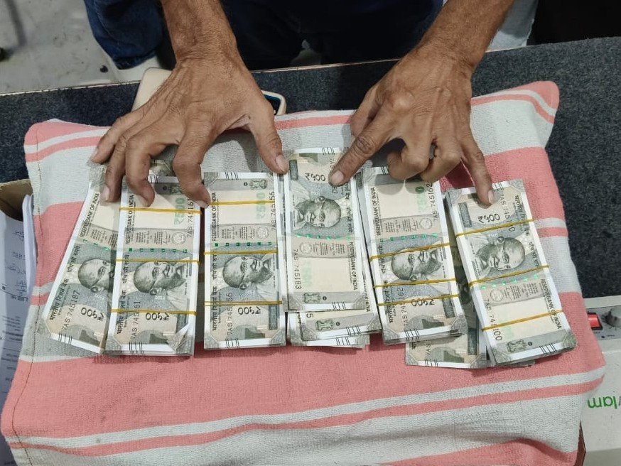 जाली नोट चलाने के आरोप में दो युवक पकड़े गए,पुलिस को सौंपा जाली नोट चलाने के आरोप में दो युवक पकड़े गए,पुलिस को सौंपा