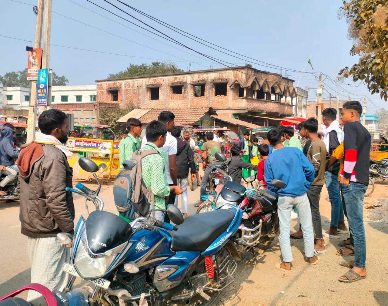उधवा में दो बाइकों की आमने-सामने टक्कर उधवा में दो बाइकों की आमने-सामने टक्कर