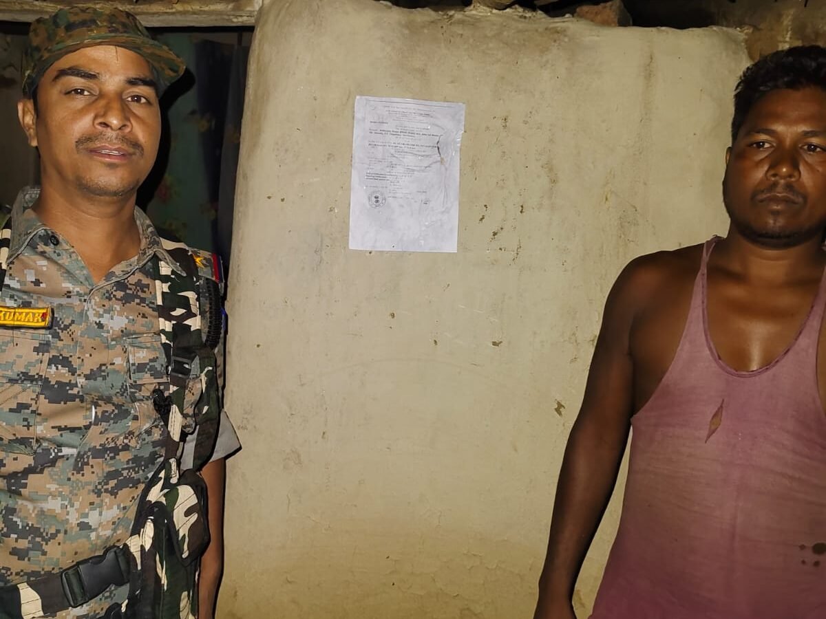 दो इनामी नक्सलियों के घर चिपका न्यायालयीय इश्तेहार,लातेहार पुलिस का बड़ा अभियान तेज दो इनामी नक्सलियों के घर चिपका न्यायालयीय इश्तेहार,लातेहार पुलिस का बड़ा अभियान तेज