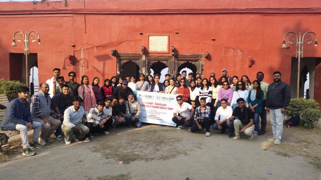 सिलीगुड़ी से आए 50 छात्रों ने किया राजमहल का शैक्षणिक भ्रमण,ऐतिहासिक धरोहरों से हुए रूबरू सिलीगुड़ी से आए 50 छात्रों ने किया राजमहल का शैक्षणिक भ्रमण,ऐतिहासिक धरोहरों से हुए रूबरू