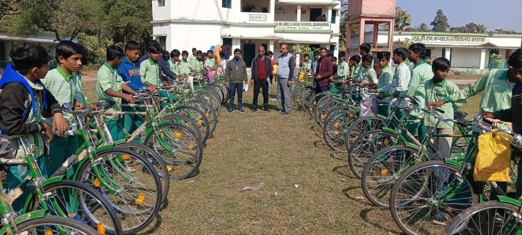 बरहड़वा में छात्राओं के बीच साइकिल वितरण, शिक्षा को मिलेगा बढ़ावा