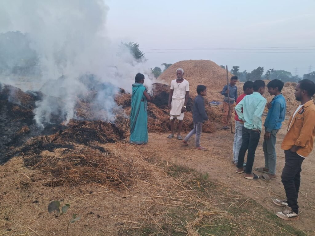 पुआल में भीषण आग से अफरा-तफरी, डेढ़ लाख की संपत्ति जलकर राख पुआल में भीषण आग से अफरा-तफरी, डेढ़ लाख की संपत्ति जलकर राख
