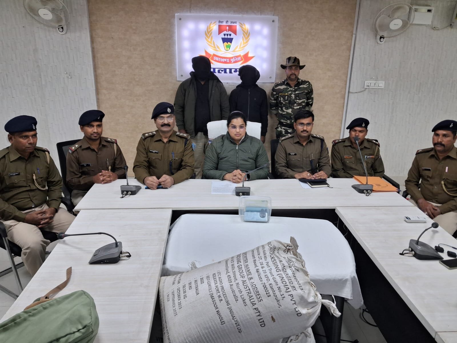 पलामू में 1 क्विंटल से अधिक डोडा भूसी जब्त, दो अंतर-राज्यीय तस्कर गिरफ्तार पलामू में 1 क्विंटल से अधिक डोडा भूसी जब्त, दो अंतर-राज्यीय तस्कर गिरफ्तार