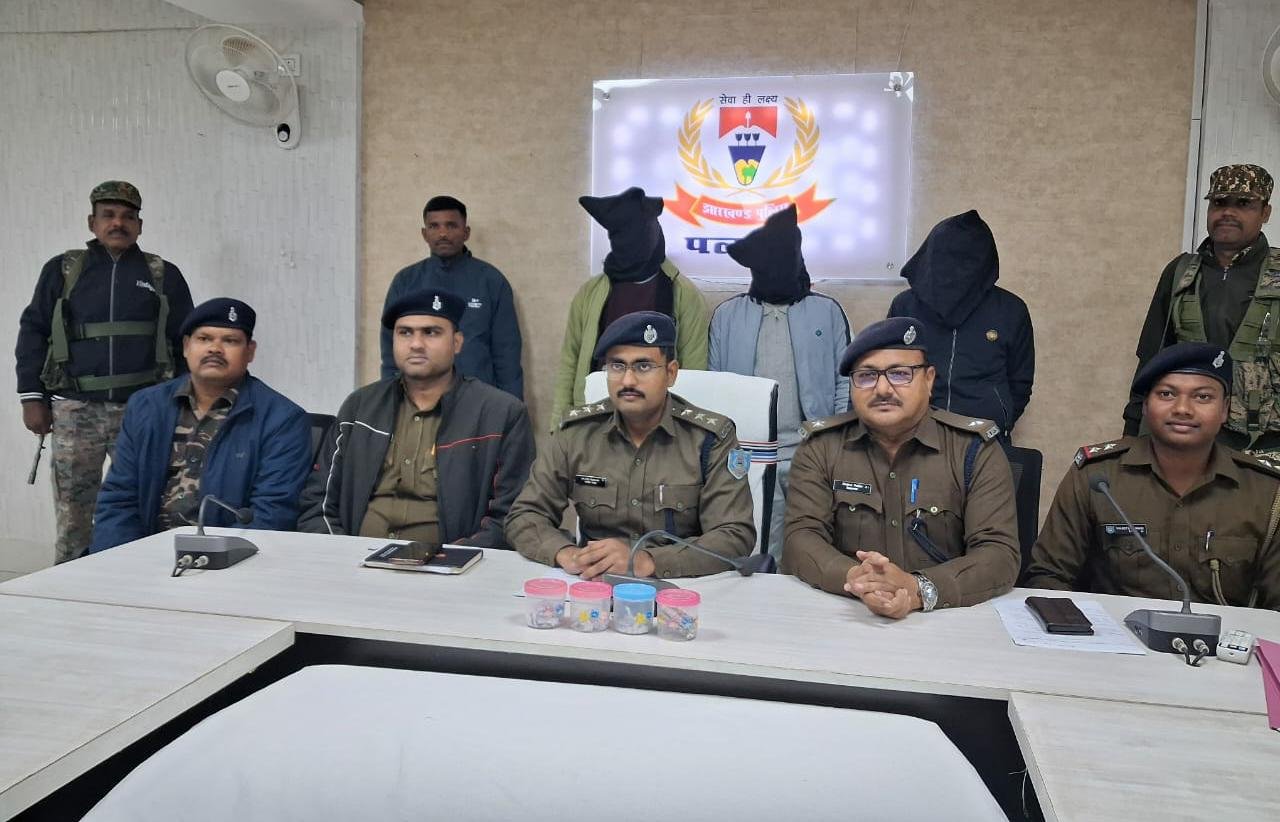 बड़ा खुलासा: पलामू जिले के सदर थाना एएसआई अभिमन्यु सिंह पर शराब माफिया से मिलीभगत, तुरंत निलंबन बड़ा खुलासा: पलामू जिले के सदर थाना एएसआई अभिमन्यु सिंह पर शराब माफिया से मिलीभगत, तुरंत निलंबन