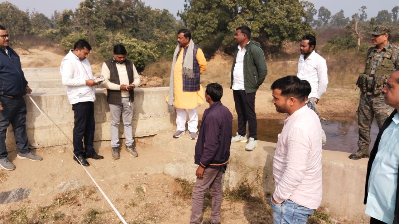 निर्माणाधीन पुल का निरीक्षण करने पहुंचे पांकी विधायक, गुणवत्ता पर दिया जोर, ग्रामीणों की समस्याओं के समाधान का दिया आश्वासन निर्माणाधीन पुल का निरीक्षण करने पहुंचे पांकी विधायक, गुणवत्ता पर दिया जोर, ग्रामीणों की समस्याओं के समाधान का दिया आश्वासन