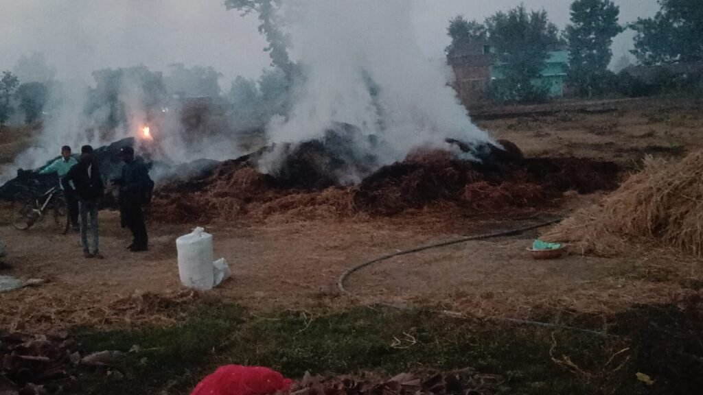 खलिहान में भीषण आग: किसानों की खून-पसीने की कमाई राख, फायर ब्रिगेड ने दूसरे खलिहानों को जलने से बचाया खलिहान में भीषण आग: किसानों की खून-पसीने की कमाई राख, फायर ब्रिगेड ने दूसरे खलिहानों को जलने से बचाया