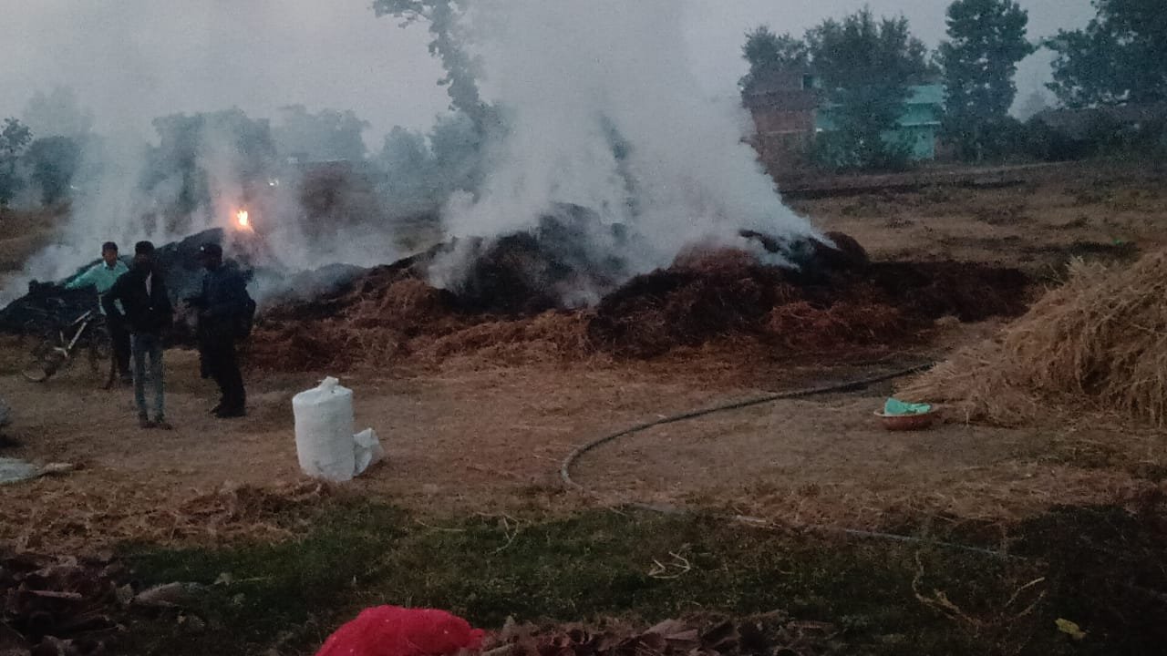खलिहान में भीषण आग: किसानों की खून-पसीने की कमाई राख, फायर ब्रिगेड ने दूसरे खलिहानों को जलने से बचाया खलिहान में भीषण आग: किसानों की खून-पसीने की कमाई राख, फायर ब्रिगेड ने दूसरे खलिहानों को जलने से बचाया