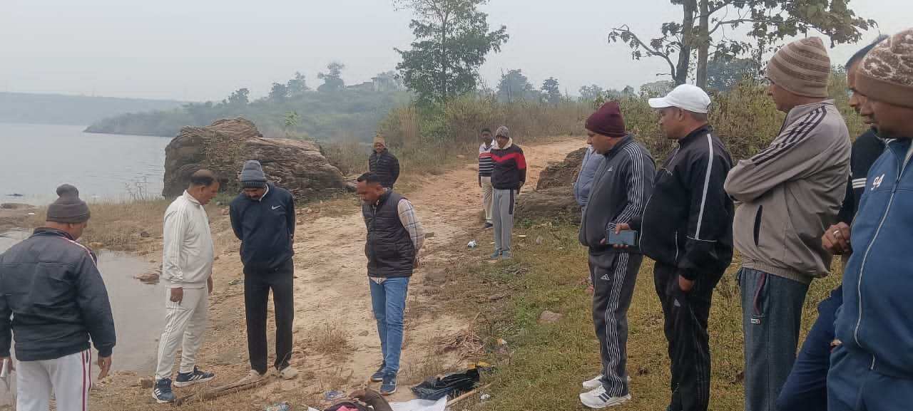 तेनुघाट डैम के पास अधेड़ व्यक्ति का रक्तरंजित शव बरामद, पुलिस जांच में जुटी तेनुघाट डैम के पास अधेड़ व्यक्ति का रक्तरंजित शव बरामद, पुलिस जांच में जुटी