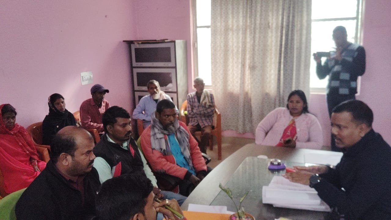 प्रमुख पर लगे भ्रष्टाचार के आरोप से मजदूरों ने किया इनकार,बीडीओ ने तीन सदस्यीय जांच टीम गठित की प्रमुख पर लगे भ्रष्टाचार के आरोप से मजदूरों ने किया इनकार,बीडीओ ने तीन सदस्यीय जांच टीम गठित की