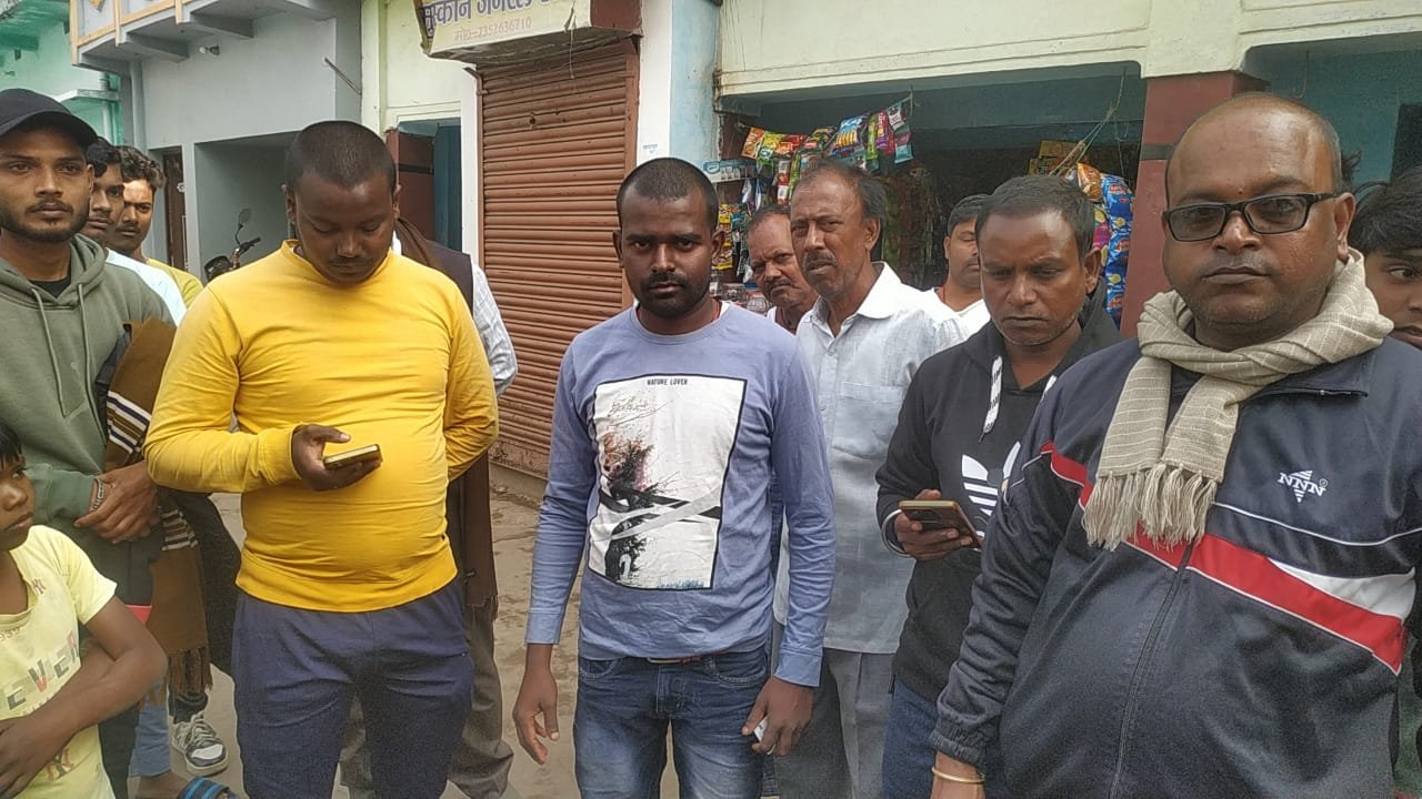 शक के आधार पर ग्रामीणों ने पालतू पशु ले जाते हुए एक व्यक्ति को पकड़ा, शक के आधार पर ग्रामीणों ने पालतू पशु ले जाते हुए एक व्यक्ति को पकड़ा,