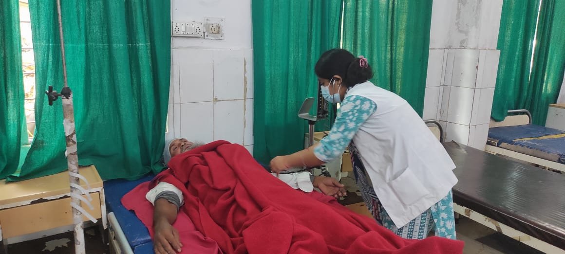 सांप काटने से वृद्ध मूर्छित सांप काटने से वृद्ध मूर्छित