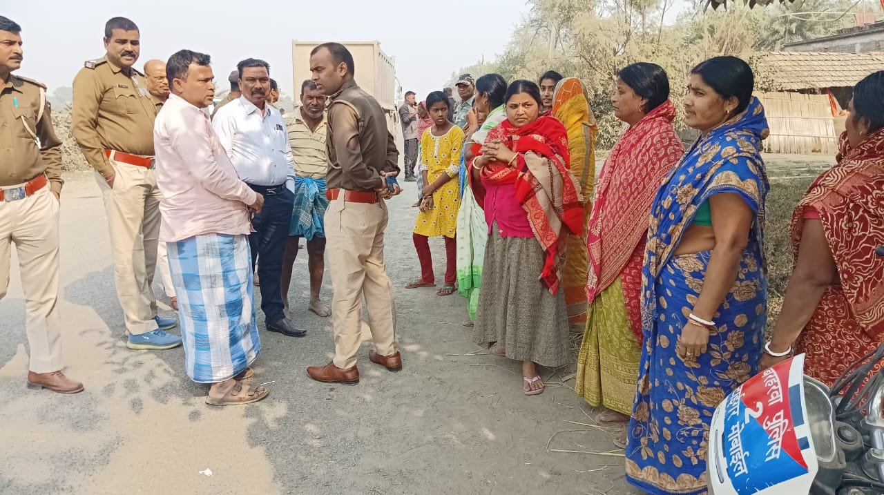फ्लाई ऐश की उड़ती धूल से त्रस्त ग्रामीणों ने किया सड़क जाम, पुलिस के आश्वासन पर हटाया अवरोध फ्लाई ऐश की उड़ती धूल से त्रस्त ग्रामीणों ने किया सड़क जाम, पुलिस के आश्वासन पर हटाया अवरोध