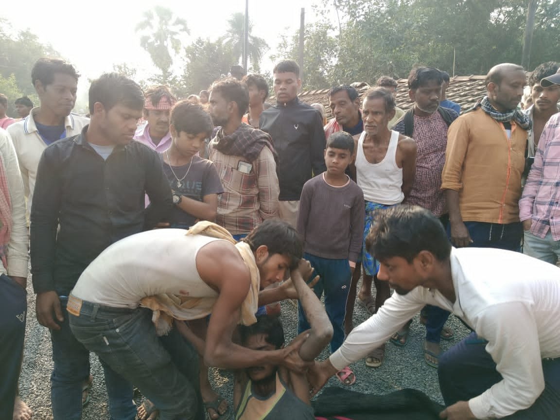 बोरियो- बरहेट मुख्य पथ के तेलो मोड़ के समीप अनियंत्रित होकर हाइवा पलटा,खलासी घायल बोरियो- बरहेट मुख्य पथ के तेलो मोड़ के समीप अनियंत्रित होकर हाइवा पलटा,खलासी घायल