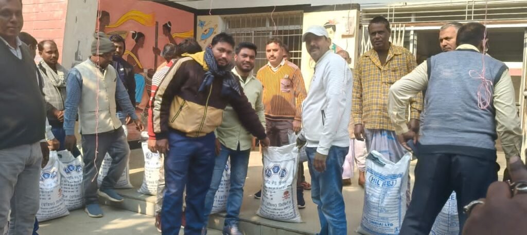 बिरसा फसल विस्तार योजना के तहत किसानों के बीच चना बीज वितरण