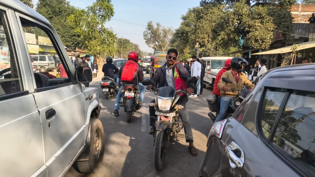 DTO का शनिवार को 'सरप्राइज चैक: गुमला में एक दिन में 140 चालान, हेलमेट न पहनने वाले अभिभावकों पर हुई बड़ी कार्रवाई DTO का शनिवार को 'सरप्राइज चैक: गुमला में एक दिन में 140 चालान, हेलमेट न पहनने वाले अभिभावकों पर हुई बड़ी कार्रवाई