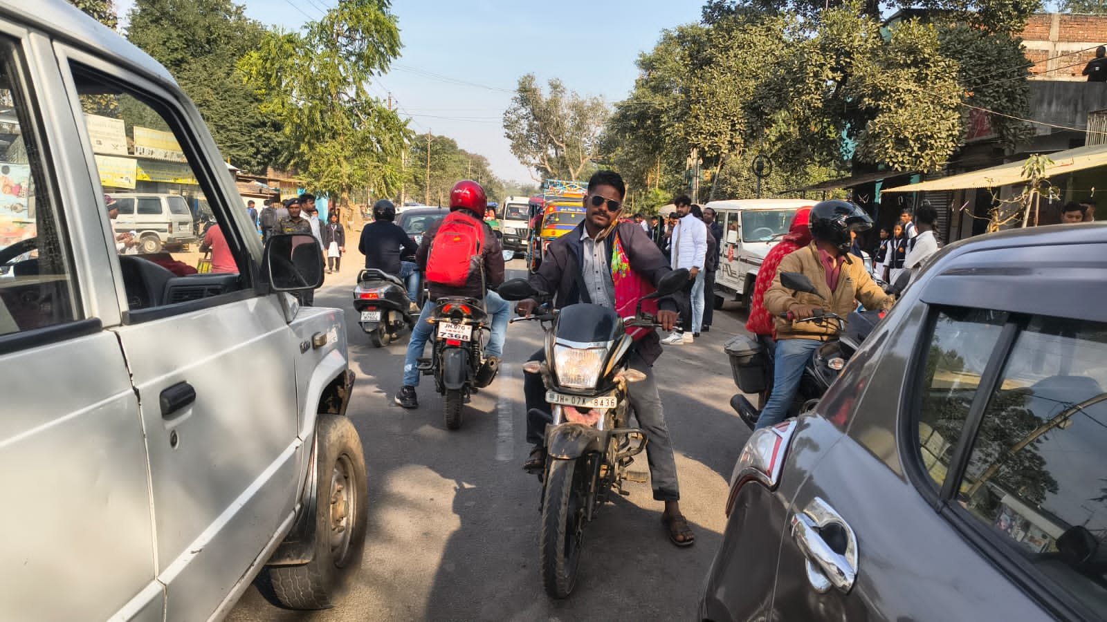 DTO का शनिवार को 'सरप्राइज चैक: गुमला में एक दिन में 140 चालान, हेलमेट न पहनने वाले अभिभावकों पर हुई बड़ी कार्रवाई DTO का शनिवार को 'सरप्राइज चैक: गुमला में एक दिन में 140 चालान, हेलमेट न पहनने वाले अभिभावकों पर हुई बड़ी कार्रवाई