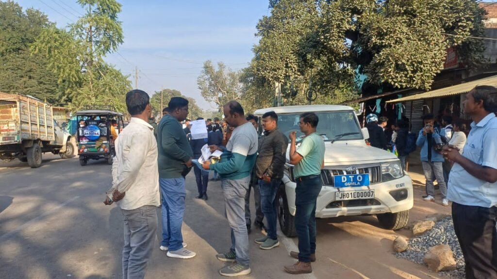 DTO का शनिवार को 'सरप्राइज चैक: गुमला में एक दिन में 140 चालान, हेलमेट न पहनने वाले अभिभावकों पर हुई बड़ी कार्रवाई DTO का शनिवार को 'सरप्राइज चैक: गुमला में एक दिन में 140 चालान, हेलमेट न पहनने वाले अभिभावकों पर हुई बड़ी कार्रवाई