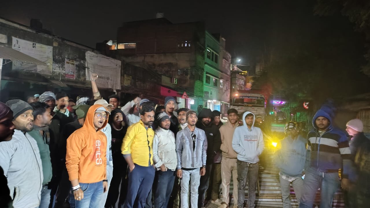 युवक की मौत को लेकर आक्रोशित ग्रामीणों ने किया सड़क जाम, कार्रवाई की मांग युवक की मौत को लेकर आक्रोशित ग्रामीणों ने किया सड़क जाम, कार्रवाई की मांग
