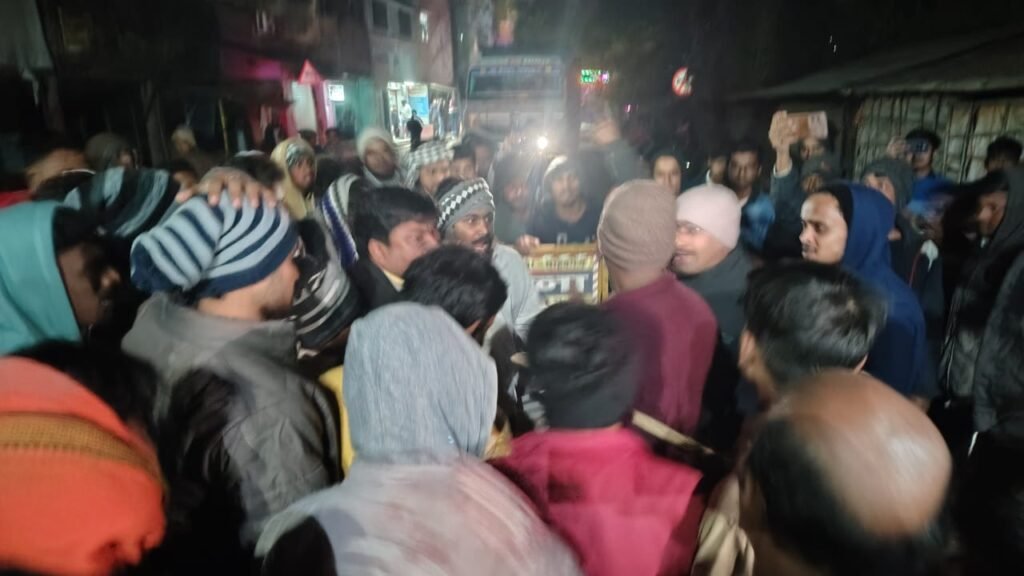 युवक की मौत को लेकर आक्रोशित ग्रामीणों ने किया सड़क जाम, कार्रवाई की मांग
