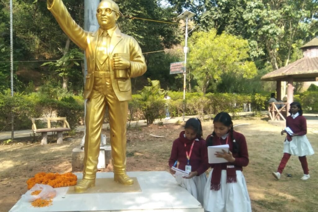 स्वामी विवेकानंद पार्क में छात्रों का शैक्षिक भ्रमण स्वामी विवेकानंद पार्क में छात्रों का शैक्षिक भ्रमण