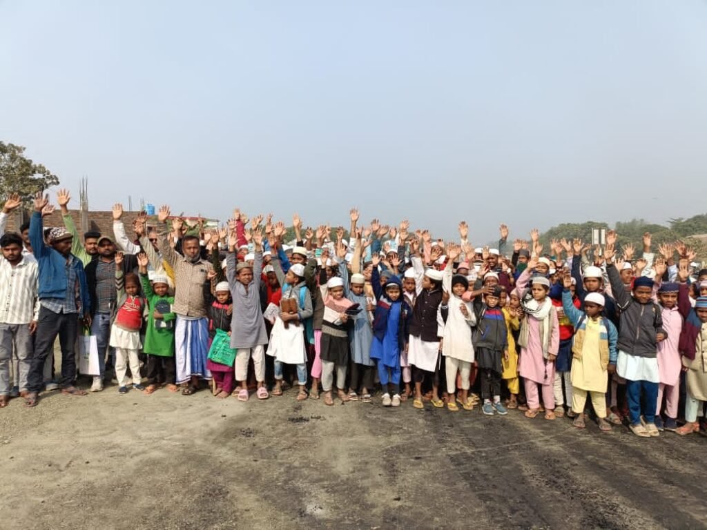 उधवा के ईदगाह चौक पर एनएच चौड़ीकरण से यातायात बाधित, ग्रामीणों ने बाईपास या पैदल पथ निर्माण की मांग की