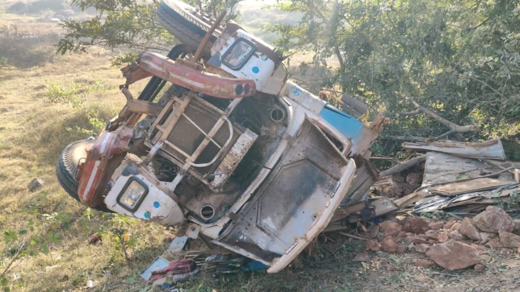 देवकी बाबा धाम पुल के पास बॉक्साइट लदा ट्रक बिजली पोल से टकराकर पलटा, बड़ा हादसा टला देवकी बाबा धाम पुल के पास बॉक्साइट लदा ट्रक बिजली पोल से टकराकर पलटा, बड़ा हादसा टला