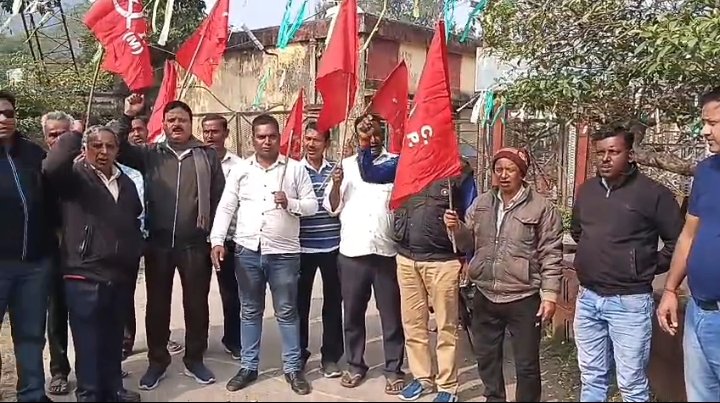 माकपा ने स्मार्ट मीटर के खिलाफ गोमिया में जेबीवीएनएल के सहायक अभियंता के नाम सौंपा मांगपत्र।