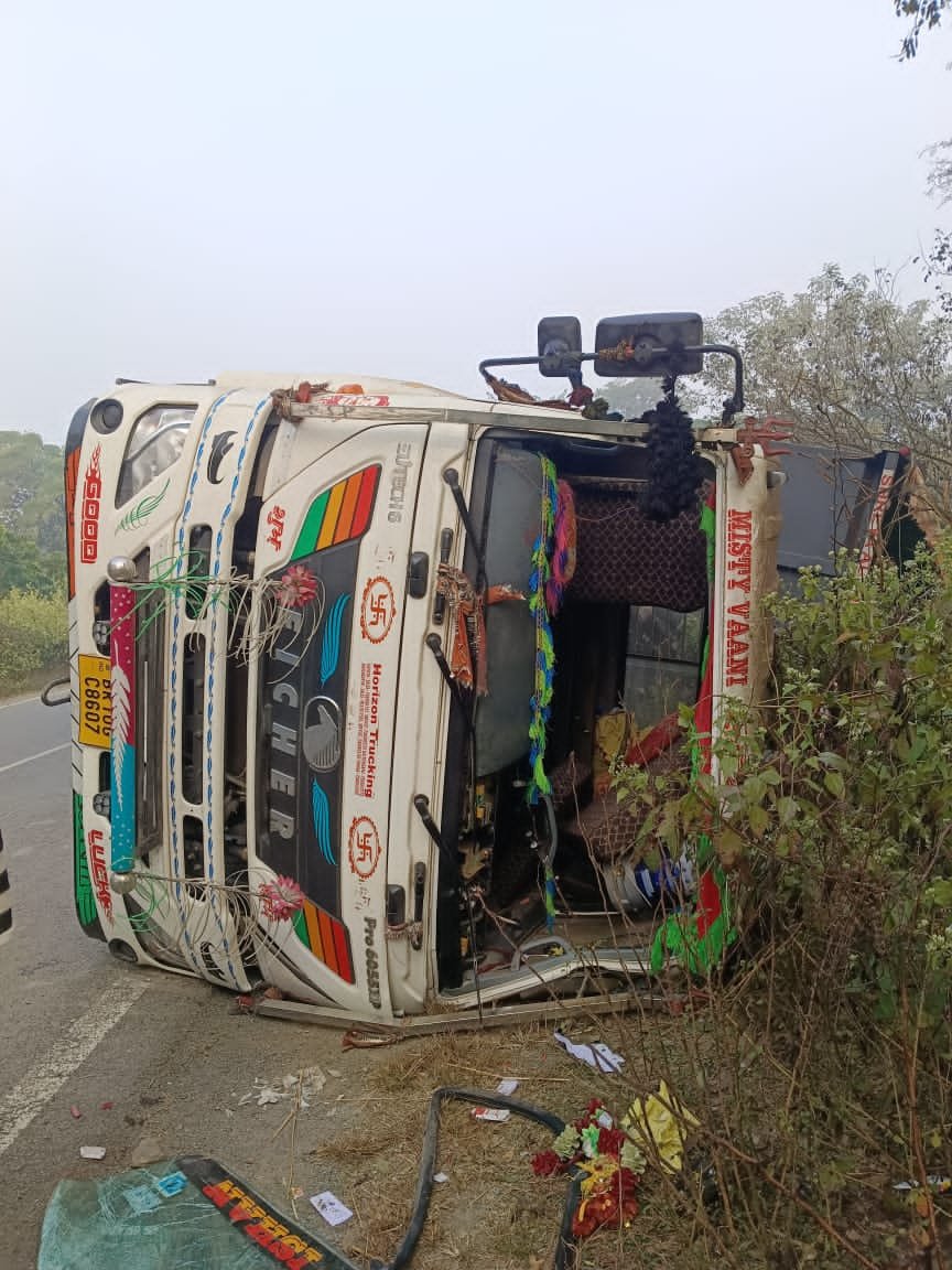 चिप्स लदा हाईवा अनियंत्रित होकर पलटा, चालक बाल-बाल बचा