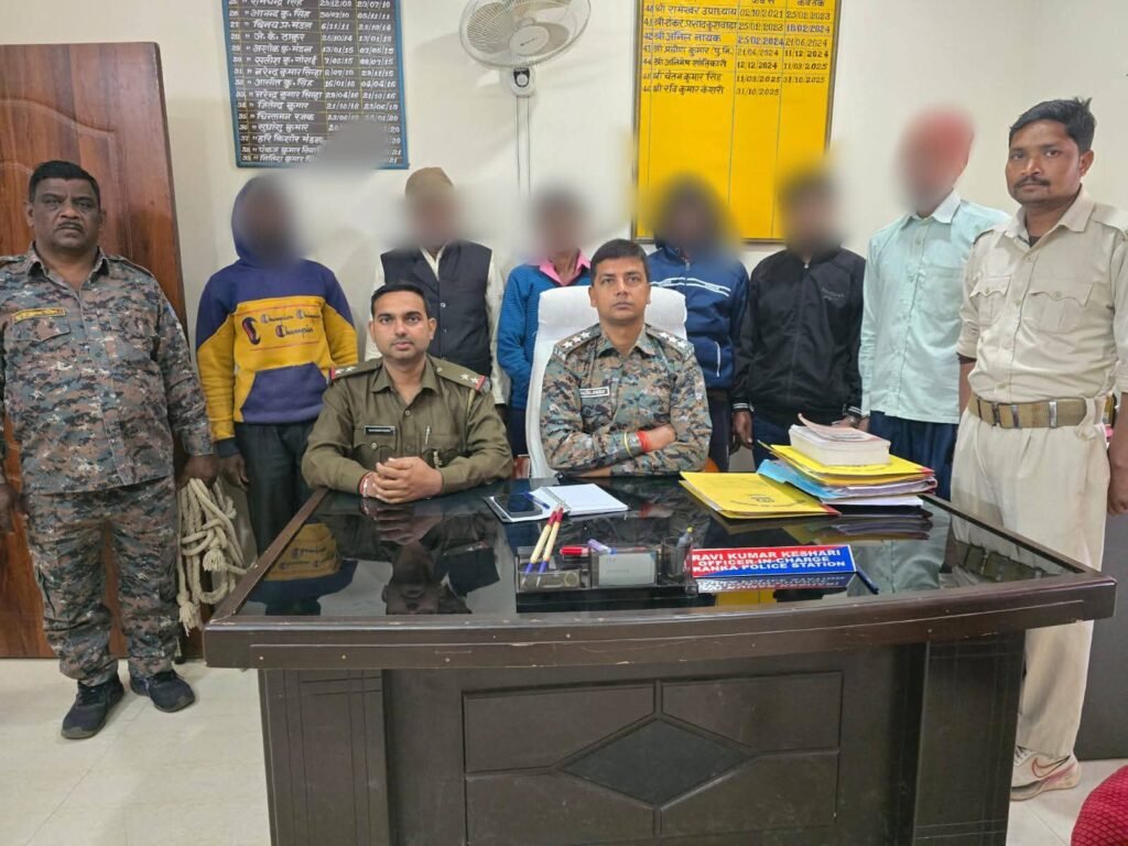 गढ़वा में वारंट व कुर्की आदेशों के अनुपालन के लिए सघन छापामारी, 18 अपराधी गिरफ्तार गढ़वा में वारंट व कुर्की आदेशों के अनुपालन के लिए सघन छापामारी, 18 अपराधी गिरफ्तार
