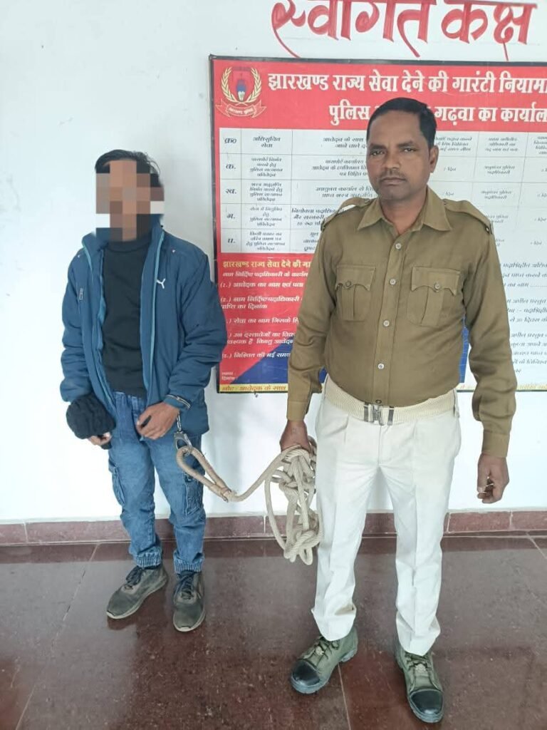 गढ़वा में वारंट व कुर्की आदेशों के अनुपालन के लिए सघन छापामारी, 18 अपराधी गिरफ्तार गढ़वा में वारंट व कुर्की आदेशों के अनुपालन के लिए सघन छापामारी, 18 अपराधी गिरफ्तार