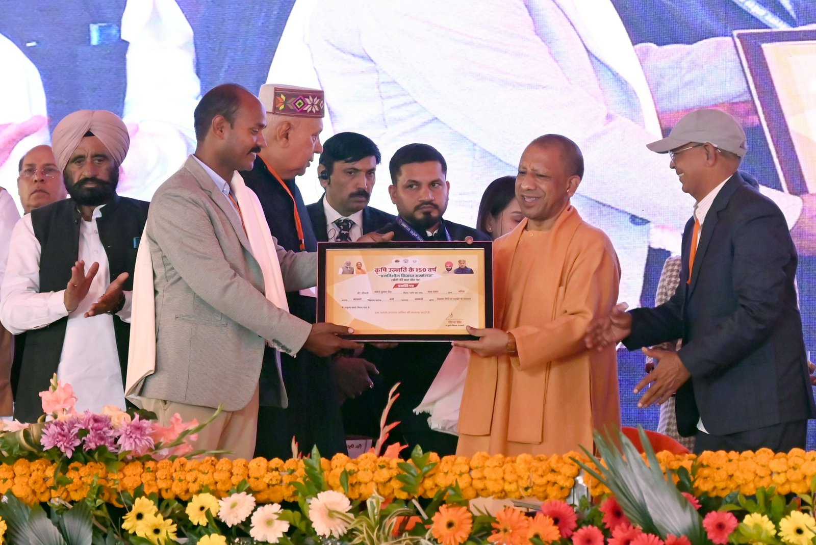 बाराबंकी में ‘खेती की बात खेत पर’ कार्यक्रम का शुभारंभ, प्रगतिशील किसानों को किया गया सम्मानित बाराबंकी में ‘खेती की बात खेत पर’ कार्यक्रम का शुभारंभ, प्रगतिशील किसानों को किया गया सम्मानित