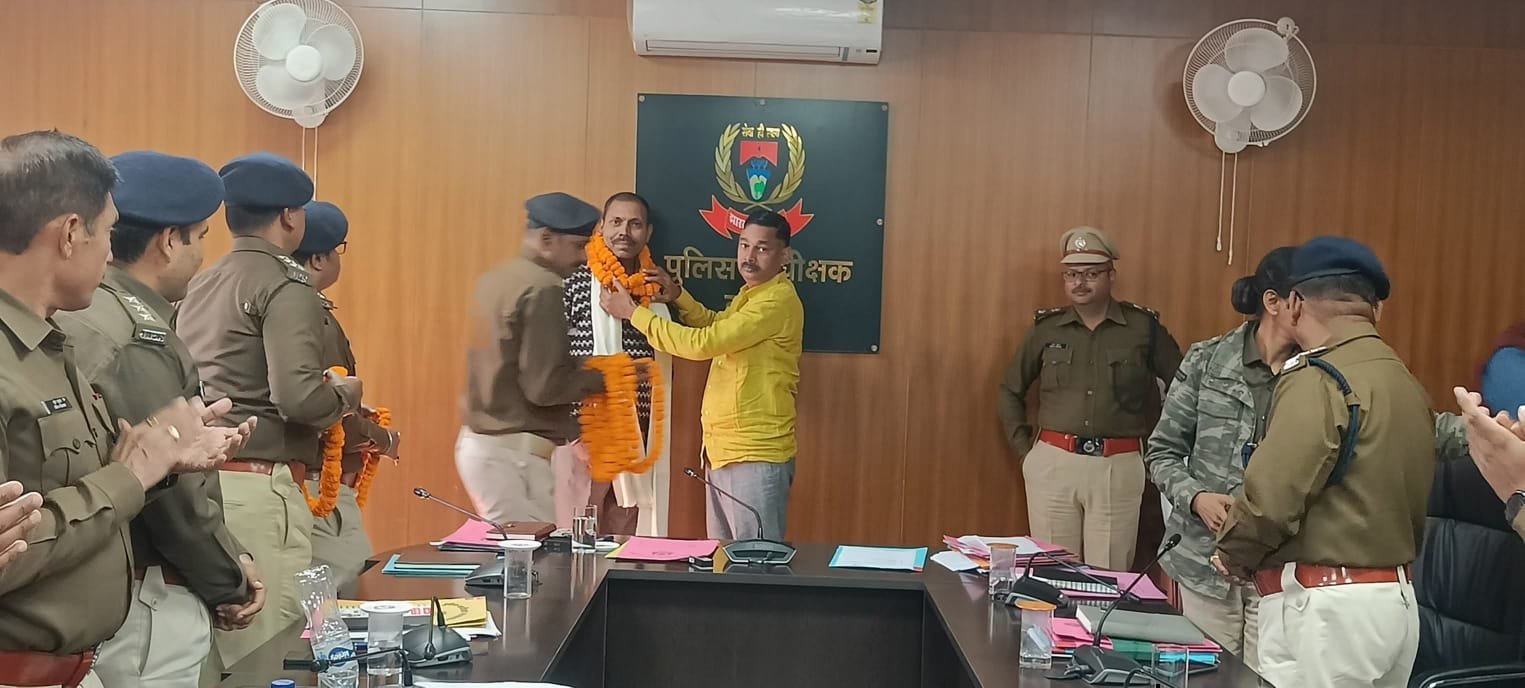 गढ़वा में मासिक अपराध गोष्ठी आयोजित, लंबित कांडों के त्वरित निष्पादन व सघन चेकिंग पर पुलिस अधीक्षक का जोर गढ़वा में मासिक अपराध गोष्ठी आयोजित, लंबित कांडों के त्वरित निष्पादन व सघन चेकिंग पर पुलिस अधीक्षक का जोर