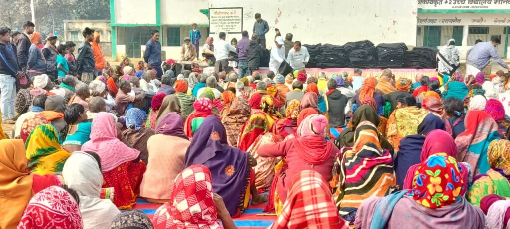 मनिका में समाजसेवियों ने किया कंबल वितरण, जरूरतमंदों के बीच 1500 कंबल बांटे मनिका में समाजसेवियों ने किया कंबल वितरण, जरूरतमंदों के बीच 1500 कंबल बांटे