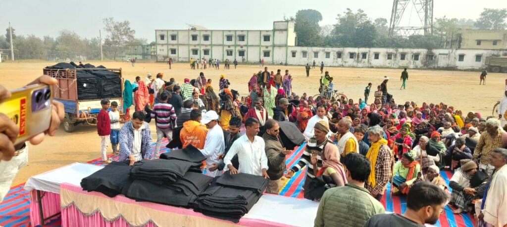 मनिका में समाजसेवियों ने किया कंबल वितरण, जरूरतमंदों के बीच 1500 कंबल बांटे मनिका में समाजसेवियों ने किया कंबल वितरण, जरूरतमंदों के बीच 1500 कंबल बांटे
