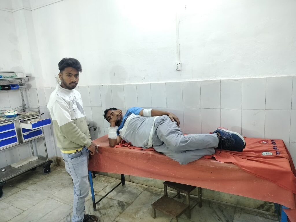 धान थ्रेशर के भूसे को लेकर दो पक्षों में मारपीट, आठ घायल